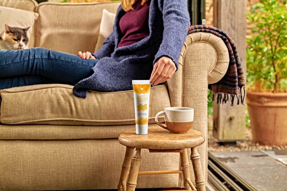 Forever Aloe Propolis Creme – auf einem Tisch im Winter, ideale Hautpflege bei kaltem Wetter