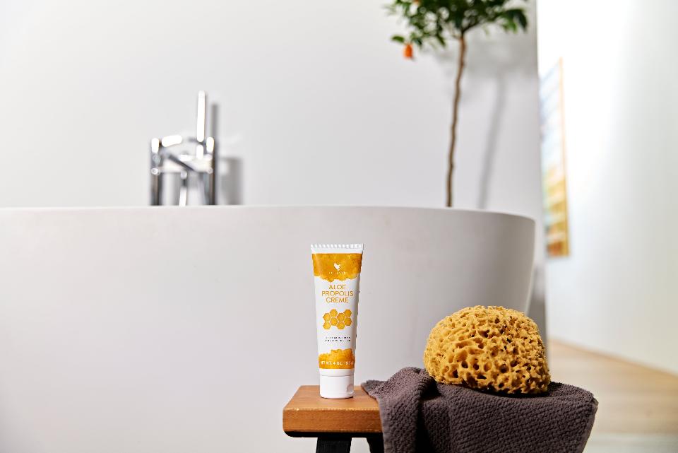 Forever Aloe Propolis Creme im Badezimmer – stilvolle Pflege für tägliche Anwendungen